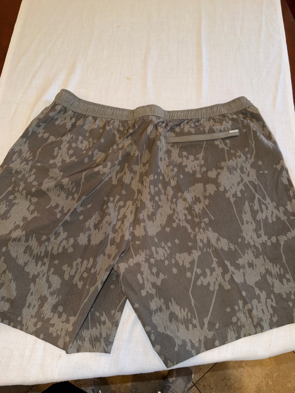 1304109 Vuori Men's Dark Grey Green Camo Athletic Shorts SZ 34-36 EUC - Picture 8 of 11